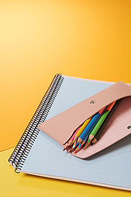 포토 JPG 스튜디오촬영 교육 학용품 색연필 실내 사람없음 필기구 공책 여러개 오브젝트 신학기 교육용품 필통 주황색배경 국내포토 다수 백그라운드 문구용품 내부 주황색 파일형식