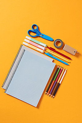 포토 JPG 스튜디오촬영 교육 학용품 색연필 가위 실내 사람없음 하이앵글 필기구 볼펜 공책 여러개 오브젝트 신학기 테이프 교육용품 형광펜 플랫레이 주황색배경 단어장 국내포토 뷰포인트 다수 백그라운드 문구용품 내부 펜 주황색 플랫 파일형식