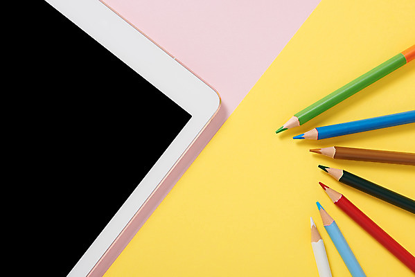 포토 JPG 스튜디오촬영 교육 학용품 색연필 실내 사람없음 하이앵글 컬러풀 태블릿 필기구 여러개 오브젝트 신학기 교육용품 플랫레이 국내포토 뷰포인트 컬러 다수 문구용품 내부 전자제품 스마트기기 플랫 파일형식