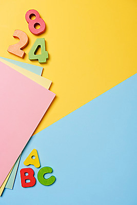 포토 JPG 스튜디오촬영 알파벳 영어 교육 학용품 실내 사람없음 하이앵글 컬러풀 필기구 숫자 공책 여러개 오브젝트 신학기 교육용품 플랫레이 국내포토 문자 뷰포인트 컬러 다수 문구용품 내부 플랫 파일형식