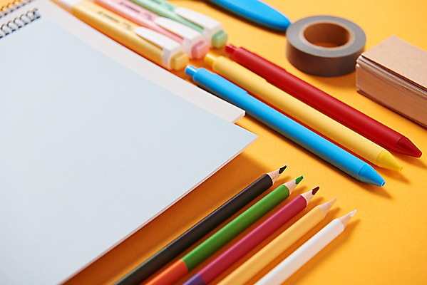 포토 JPG 스튜디오촬영 교육 학용품 색연필 가위 실내 사람없음 필기구 볼펜 공책 여러개 오브젝트 신학기 테이프 교육용품 형광펜 주황색배경 단어장 국내포토 다수 백그라운드 문구용품 내부 펜 주황색 파일형식