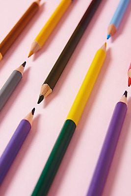 포토 JPG 스튜디오촬영 교육 학용품 색연필 실내 사람없음 컬러풀 필기구 여러개 오브젝트 신학기 일렬 교육용품 분홍색배경 국내포토 분홍색 컬러 다수 백그라운드 문구용품 내부 파일형식