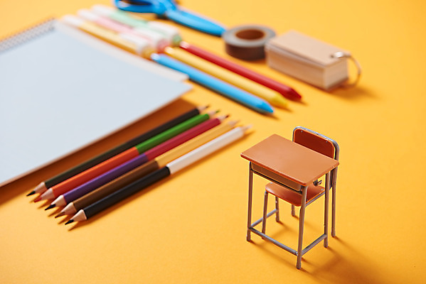 포토 JPG 스튜디오촬영 교육 의자 학용품 색연필 가위 실내 사람없음 필기구 볼펜 공책 여러개 미니어처 책상 오브젝트 신학기 테이프 교육용품 형광펜 주황색배경 단어장 국내포토 가구 다수 백그라운드 문구용품 내부 펜 모형 주황색 파일형식