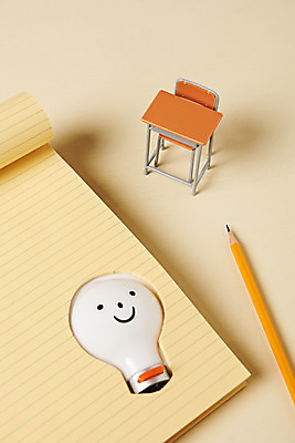 포토 JPG 스튜디오촬영 교육 의자 전구 학용품 실내 사람없음 필기구 연필 미니어처 메모지 책상 오브젝트 신학기 교육용품 노란배경 국내포토 가구 백그라운드 문구용품 내부 노란색 모형 사무용품 파일형식