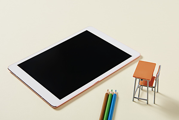 포토 JPG 스튜디오촬영 교육 의자 학용품 색연필 실내 사람없음 태블릿 필기구 미니어처 책상 오브젝트 신학기 교육용품 베이지색배경 국내포토 가구 백그라운드 문구용품 내부 전자제품 스마트기기 모형 베이지색 파일형식