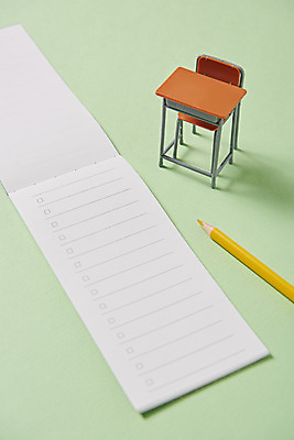 포토 JPG 스튜디오촬영 교육 의자 학용품 색연필 실내 사람없음 필기구 미니어처 책상 오브젝트 신학기 교육용품 녹색배경 체크리스트 국내포토 가구 백그라운드 문구용품 내부 초록색 모형 파일형식