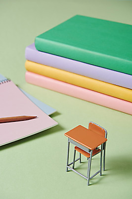 포토 JPG 스튜디오촬영 교육 의자 학용품 실내 사람없음 책 컬러풀 필기구 연필 공책 여러개 미니어처 책상 오브젝트 신학기 교육용품 초록배경 국내포토 컬러 가구 다수 백그라운드 문구용품 내부 초록색 모형 파일형식