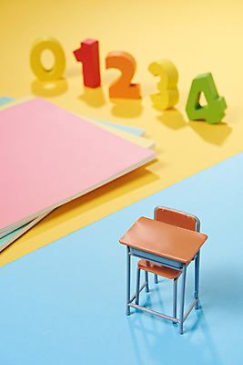 포토 JPG 스튜디오촬영 교육 의자 학용품 실내 사람없음 컬러풀 필기구 숫자 공책 여러개 미니어처 책상 오브젝트 신학기 교육용품 국내포토 문자 컬러 가구 다수 문구용품 내부 모형 파일형식