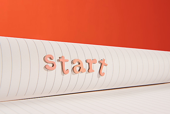 포토 JPG 스튜디오촬영 알파벳 영어 교육 학용품 실내 사람없음 단어 필기구 공책 오브젝트 신학기 출발 교육용품 빨간배경 국내포토 문자 백그라운드 컨셉 문구용품 내부 빨간색 파일형식