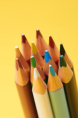 포토 JPG 스튜디오촬영 교육 학용품 색연필 실내 사람없음 컬러풀 필기구 여러개 오브젝트 신학기 교육용품 노란배경 국내포토 컬러 다수 백그라운드 문구용품 내부 노란색 파일형식