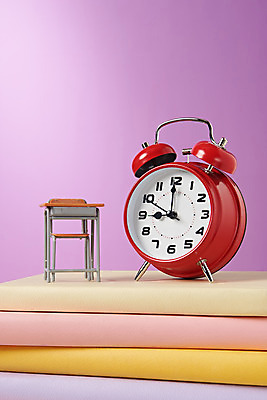 포토 JPG 스튜디오촬영 교육 시계 의자 학용품 실내 사람없음 책 컬러풀 필기구 여러개 미니어처 책상 오브젝트 신학기 교육용품 국내포토 컬러 가구 다수 문구용품 내부 모형 파일형식