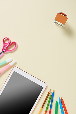 포토 JPG 스튜디오촬영 교육 의자 학용품 색연필 가위 실내 사람없음 하이앵글 컬러풀 태블릿 필기구 볼펜 여러개 미니어처 책상 오브젝트 신학기 교육용품 형광펜 베이지색배경 플랫레이 국내포토 뷰포인트 컬러 가구 다수 백그라운드 문구용품 내부 전자제품 스마트기기 펜 모형 플랫 베이지색 파일형식