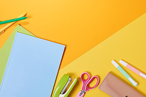 포토 JPG 스튜디오촬영 교육 학용품 가위 실내 사람없음 하이앵글 필기구 볼펜 공책 여러개 스테이플러 오브젝트 신학기 교육용품 필통 형광펜 노란배경 플랫레이 국내포토 뷰포인트 다수 백그라운드 문구용품 내부 펜 노란색 사무용품 플랫 파일형식