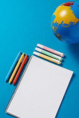 포토 JPG 스튜디오촬영 교육 학용품 실내 사람없음 하이앵글 필기구 볼펜 지구본 공책 여러개 오브젝트 신학기 파란배경 교육용품 형광펜 플랫레이 국내포토 뷰포인트 다수 백그라운드 문구용품 내부 파란색 펜 플랫 파일형식