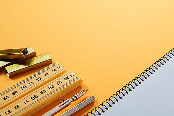 포토 JPG 스튜디오촬영 교육 학용품 실내 자 사람없음 필기구 공책 여러개 오브젝트 신학기 교육용품 컴파스 노란배경 스테이플러심 국내포토 다수 백그라운드 문구용품 내부 노란색 스테이플러 파일형식