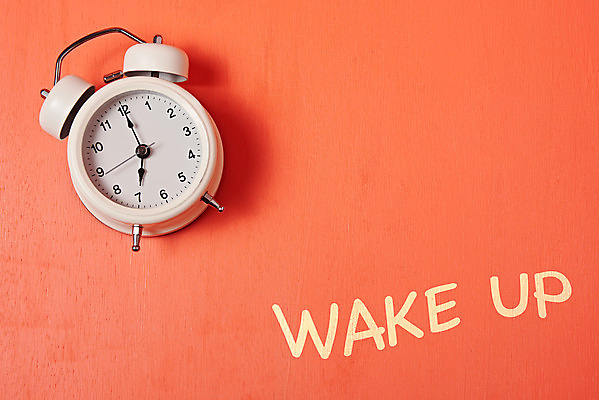 포토 JPG 스튜디오촬영 영어 교육 시계 학용품 실내 사람없음 하이앵글 필기구 기상 오브젝트 신학기 교육용품 플랫레이 주황색배경 국내포토 문자 뷰포인트 백그라운드 모션 문구용품 내부 주황색 플랫 파일형식