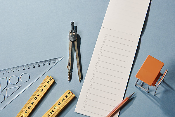 포토 JPG 스튜디오촬영 교육 의자 학용품 실내 자 사람없음 하이앵글 필기구 여러개 미니어처 샤프 책상 오브젝트 신학기 파란배경 교육용품 삼각자 컴파스 체크리스트 플랫레이 국내포토 뷰포인트 가구 다수 백그라운드 문구용품 내부 파란색 펜 모형 플랫 파일형식