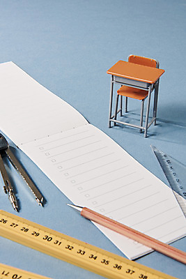 포토 JPG 스튜디오촬영 교육 의자 학용품 실내 자 사람없음 필기구 여러개 미니어처 샤프 책상 오브젝트 신학기 파란배경 교육용품 삼각자 컴파스 체크리스트 국내포토 가구 다수 백그라운드 문구용품 내부 파란색 펜 모형 파일형식