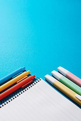 포토 JPG 스튜디오촬영 교육 학용품 실내 사람없음 필기구 볼펜 공책 여러개 오브젝트 신학기 파란배경 교육용품 형광펜 국내포토 다수 백그라운드 문구용품 내부 파란색 펜 파일형식