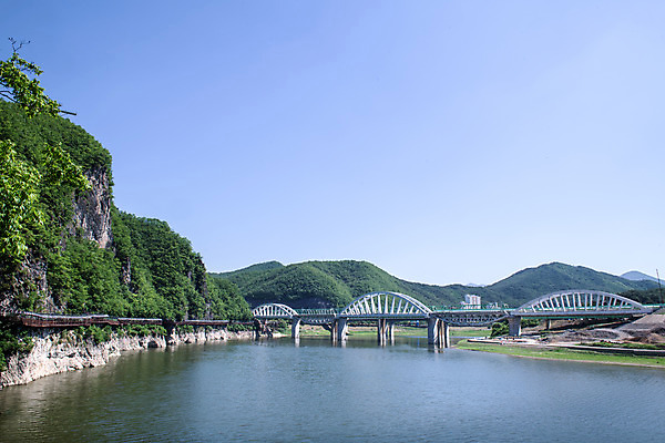 포토 JPG 주간 여행 하늘 풍경 사람없음 야외 여름 관광지 국내여행 남한강 단양 명승지 상진대교 잔도길 국내포토 자연요소 계절 길 강 다리_건축물 충청북도 파일형식