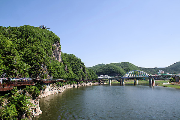 포토 JPG 주간 여행 하늘 풍경 사람없음 야외 여름 관광지 국내여행 남한강 단양 명승지 상진대교 잔도길 국내포토 자연요소 계절 길 강 다리_건축물 충청북도 파일형식