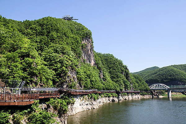 포토 JPG 주간 여행 하늘 풍경 사람없음 야외 여름 관광지 국내여행 남한강 단양 명승지 상진대교 잔도길 국내포토 자연요소 계절 길 강 다리_건축물 충청북도 파일형식