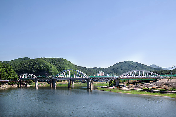 포토 JPG 주간 여행 하늘 풍경 사람없음 야외 여름 관광지 국내여행 남한강 단양 명승지 상진대교 잔도길 국내포토 자연요소 계절 길 강 다리_건축물 충청북도 파일형식