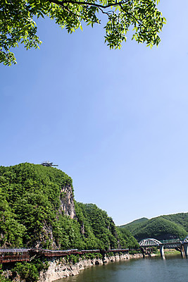 포토 JPG 주간 여행 하늘 풍경 사람없음 야외 여름 관광지 국내여행 남한강 단양 명승지 상진대교 잔도길 국내포토 자연요소 계절 길 강 다리_건축물 충청북도 파일형식