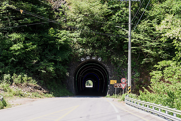 포토 JPG 주간 도로 여행 풍경 사람없음 야외 여름 관광지 국내여행 단양 명승지 애곡터널 국내포토 자연요소 계절 길 교통시설 터널 충청북도 파일형식