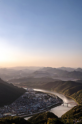 포토 JPG 주간 여행 하늘 풍경 사람없음 야외 여름 관광지 노을 국내여행 남한강 단양 명승지 양방산 고수대교 국내포토 자연요소 계절 산 강 다리_건축물 충청북도 파일형식