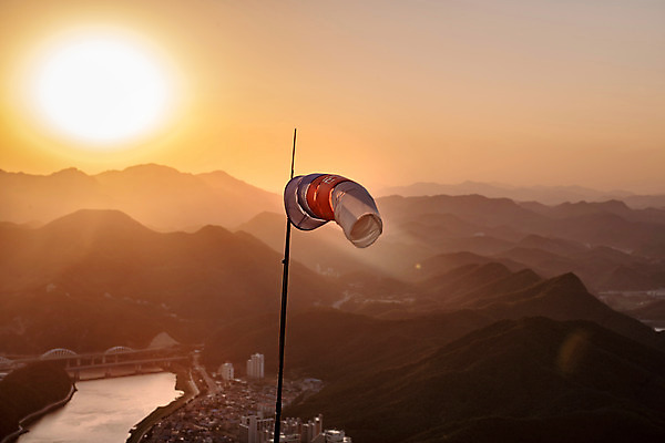 포토 JPG 주간 여행 하늘 풍경 사람없음 야외 여름 관광지 노을 일몰 풍향계 국내여행 남한강 단양 명승지 양방산 상진대교 상진철교 국내포토 자연요소 계절 산 강 기계 다리_건축물 충청북도 철교 파일형식
