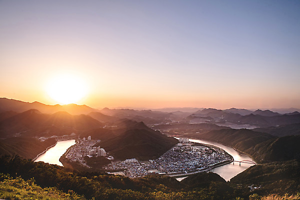 포토 JPG 주간 여행 하늘 풍경 사람없음 야외 여름 관광지 노을 일몰 국내여행 남한강 단양 명승지 양방산 고수대교 상진대교 상진철교 국내포토 자연요소 계절 산 강 다리_건축물 충청북도 철교 파일형식