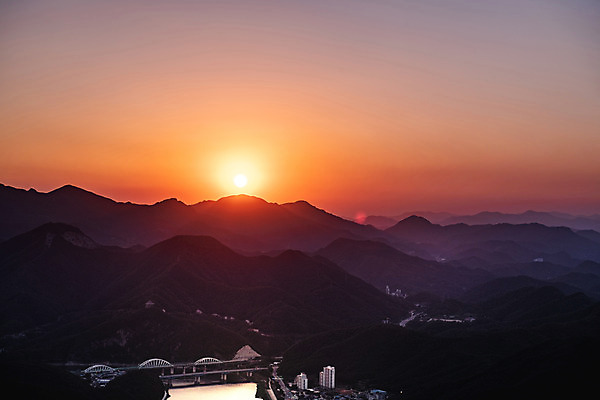 포토 JPG 주간 여행 하늘 풍경 사람없음 야외 여름 관광지 노을 일몰 국내여행 남한강 단양 명승지 양방산 상진대교 상진철교 국내포토 자연요소 계절 산 강 다리_건축물 충청북도 철교 파일형식