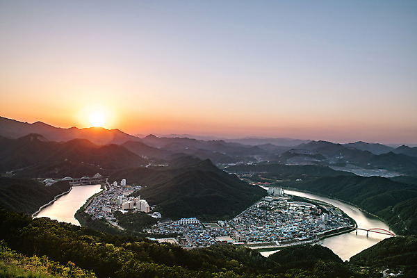 포토 JPG 주간 여행 하늘 풍경 사람없음 야외 여름 관광지 노을 일몰 국내여행 남한강 단양 명승지 양방산 상진대교 상진철교 국내포토 자연요소 계절 산 강 다리_건축물 충청북도 철교 파일형식