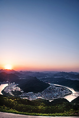 포토 JPG 주간 여행 하늘 풍경 사람없음 야외 여름 관광지 노을 일몰 국내여행 남한강 단양 명승지 양방산 상진대교 상진철교 국내포토 자연요소 계절 산 강 다리_건축물 충청북도 철교 파일형식