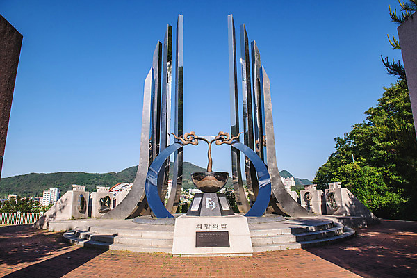 포토 JPG 주간 여행 하늘 풍경 사람없음 야외 여름 관광지 조형물 탑 국내여행 단양 명승지 희망의탑 국내포토 자연요소 건축물 계절 미술 충청북도 파일형식