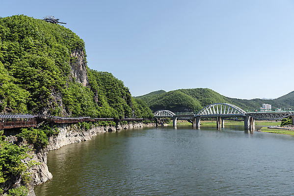 포토 JPG 주간 여행 하늘 풍경 사람없음 야외 여름 관광지 데크 국내여행 남한강 단양 명승지 상진대교 잔도길 국내포토 자연요소 계절 길 강 다리_건축물 충청북도 파일형식