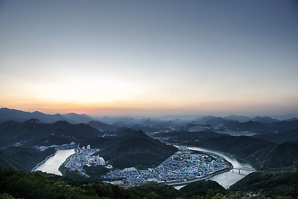 포토 JPG 주간 여행 하늘 풍경 사람없음 야외 여름 관광지 노을 국내여행 남한강 단양 명승지 양방산 고수대교 국내포토 자연요소 계절 산 강 다리_건축물 충청북도 파일형식