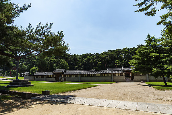 포토 JPG 주간 한국전통 여행 유적지 풍경 사람없음 야외 여름 관광지 세계문화유산 문화재 역사 한국사 조선시대 왕릉 재실 조선왕릉 홍유릉 유릉 국내포토 자연요소 전통 계절 고건축 한국 남양주 파일형식