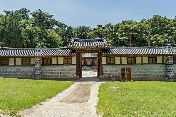 포토 JPG 주간 나무 한국전통 여행 유적지 풍경 사람없음 야외 여름 관광지 세계문화유산 문화재 역사 한국사 조선시대 왕릉 재실 조선왕릉 홍유릉 유릉 국내포토 자연요소 식물 전통 계절 고건축 한국 남양주 파일형식