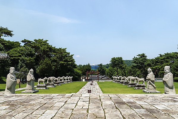포토 JPG 주간 한국전통 여행 유적지 풍경 사람없음 야외 여름 관광지 세계문화유산 문화재 역사 한국사 조선시대 문인석 왕릉 조선왕릉 홍살문 홍유릉 순종 순정효황후 홍유릉침전 유릉 국내포토 자연요소 전통 계절 고건축 한국 왕 전통문 여왕 남양주 파일형식