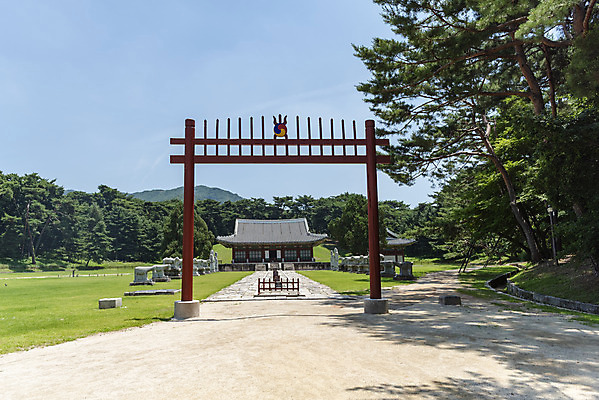 포토 JPG 주간 나무 한국전통 여행 유적지 풍경 사람없음 야외 여름 관광지 세계문화유산 문화재 역사 한국사 조선시대 명성황후 왕릉 조선왕릉 홍살문 홍유릉 홍유릉침전 홍릉 고종 을미사변 국내포토 자연요소 식물 전통 계절 고건축 한국 왕 전통문 남양주 파일형식