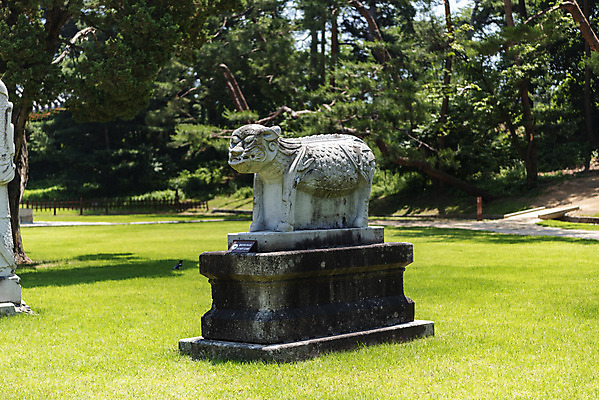 포토 JPG 주간 한국전통 여행 유적지 풍경 사람없음 야외 여름 관광지 세계문화유산 문화재 역사 한국사 조선시대 명성황후 석조물 왕릉 조선왕릉 홍유릉 홍릉 고종 을미사변 국내포토 자연요소 전통 계절 고건축 한국 왕 남양주 파일형식