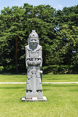 포토 JPG 주간 한국전통 여행 유적지 풍경 사람없음 야외 여름 관광지 세계문화유산 문화재 역사 한국사 조선시대 명성황후 문인석 석조물 왕릉 조선왕릉 홍유릉 홍릉 고종 을미사변 국내포토 자연요소 전통 계절 고건축 한국 왕 남양주 파일형식