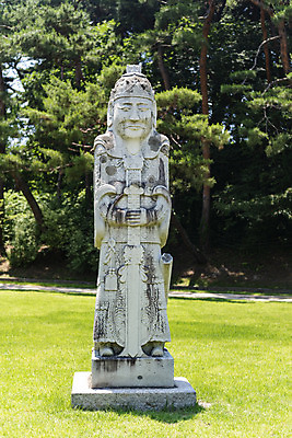 포토 JPG 주간 한국전통 여행 유적지 풍경 사람없음 야외 여름 관광지 세계문화유산 문화재 역사 한국사 조선시대 명성황후 문인석 석조물 왕릉 조선왕릉 홍유릉 홍릉 고종 을미사변 국내포토 자연요소 전통 계절 고건축 한국 왕 남양주 파일형식