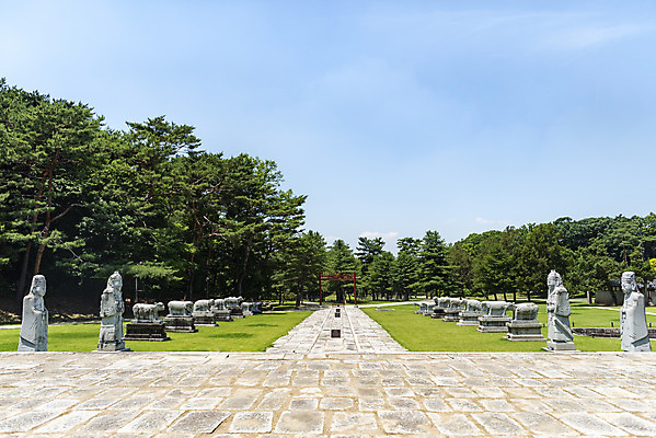 포토 JPG 주간 한국전통 여행 유적지 풍경 사람없음 야외 여름 관광지 세계문화유산 문화재 역사 한국사 조선시대 명성황후 문인석 왕릉 조선왕릉 홍살문 홍유릉 홍유릉침전 홍릉 고종 을미사변 국내포토 자연요소 전통 계절 고건축 한국 왕 전통문 남양주 파일형식