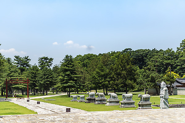 포토 JPG 주간 한국전통 여행 유적지 하늘 풍경 사람없음 야외 여름 관광지 세계문화유산 문화재 역사 한국사 조선시대 명성황후 석조물 왕릉 조선왕릉 홍살문 홍유릉 홍릉 고종 을미사변 국내포토 자연요소 전통 계절 고건축 한국 왕 전통문 남양주 파일형식