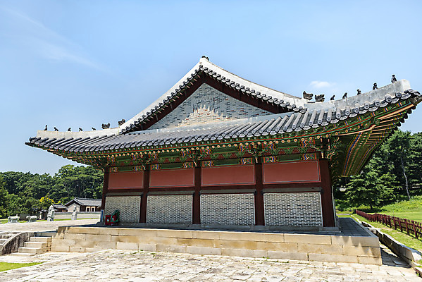 포토 JPG 주간 한국전통 여행 유적지 하늘 풍경 사람없음 야외 여름 관광지 세계문화유산 문화재 역사 한국사 조선시대 명성황후 왕릉 잡상 조선왕릉 홍유릉 홍유릉침전 홍릉 고종 을미사변 국내포토 자연요소 전통 계절 고건축 한국 기와 왕 남양주 파일형식