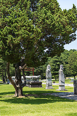 포토 JPG 주간 나무 한국전통 여행 유적지 풍경 사람없음 야외 여름 관광지 세계문화유산 문화재 역사 한국사 조선시대 명성황후 석조물 왕릉 조선왕릉 홍유릉 홍릉 고종 을미사변 국내포토 자연요소 식물 전통 계절 고건축 한국 왕 남양주 파일형식