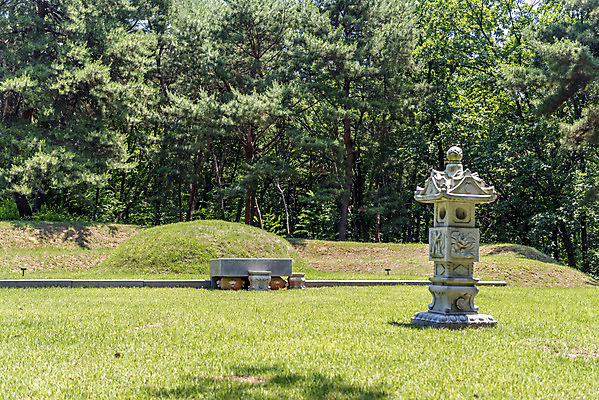 포토 JPG 주간 나무 한국전통 여행 유적지 풍경 사람없음 야외 여름 관광지 세계문화유산 문화재 무덤 역사 한국사 조선시대 왕릉 조선왕릉 홍유릉 고종 국내포토 자연요소 식물 전통 계절 고건축 한국 왕 남양주 파일형식